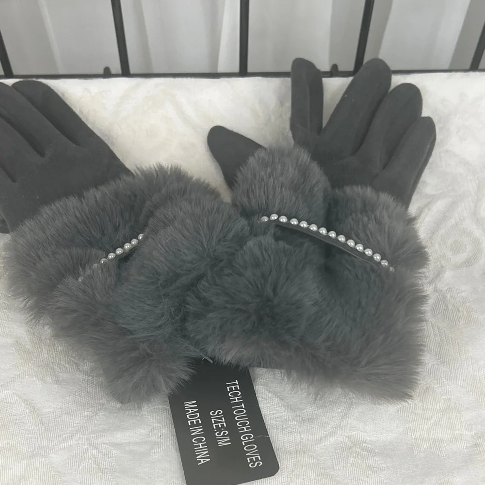 NWT Women's Grey Faux Suede/Fur Cuff Gloves with Faux Pearl Accent. SMART TOUCH